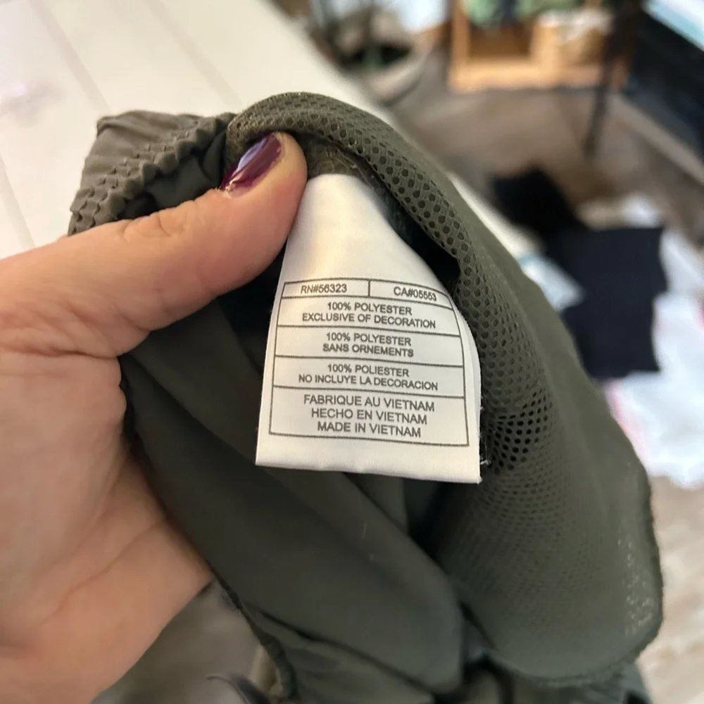 Nike large olive drab stretch waste pull on pants with zippers at the bottom